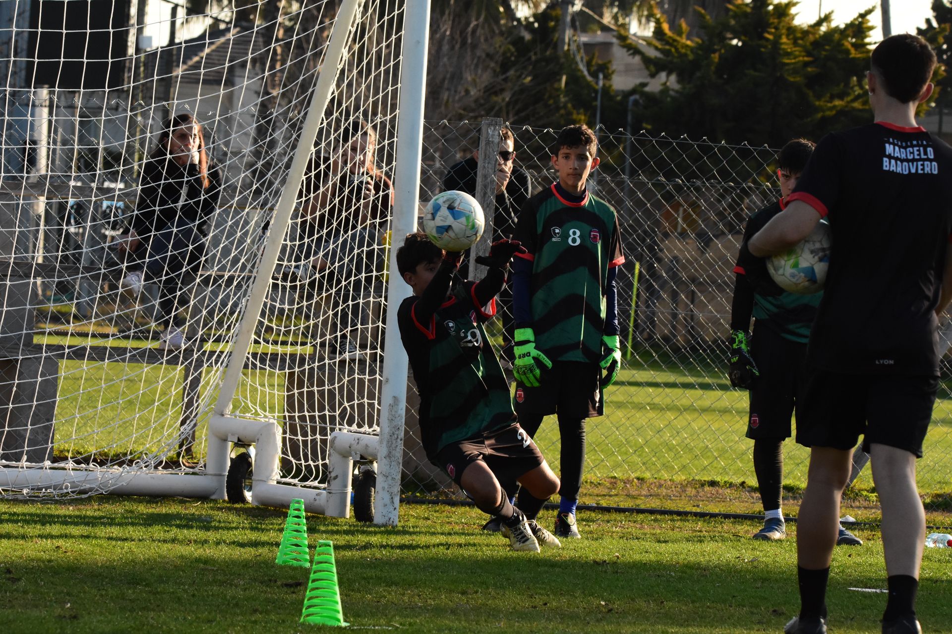 Arqueros juveniles entrenando junto al cuerpo técnico
