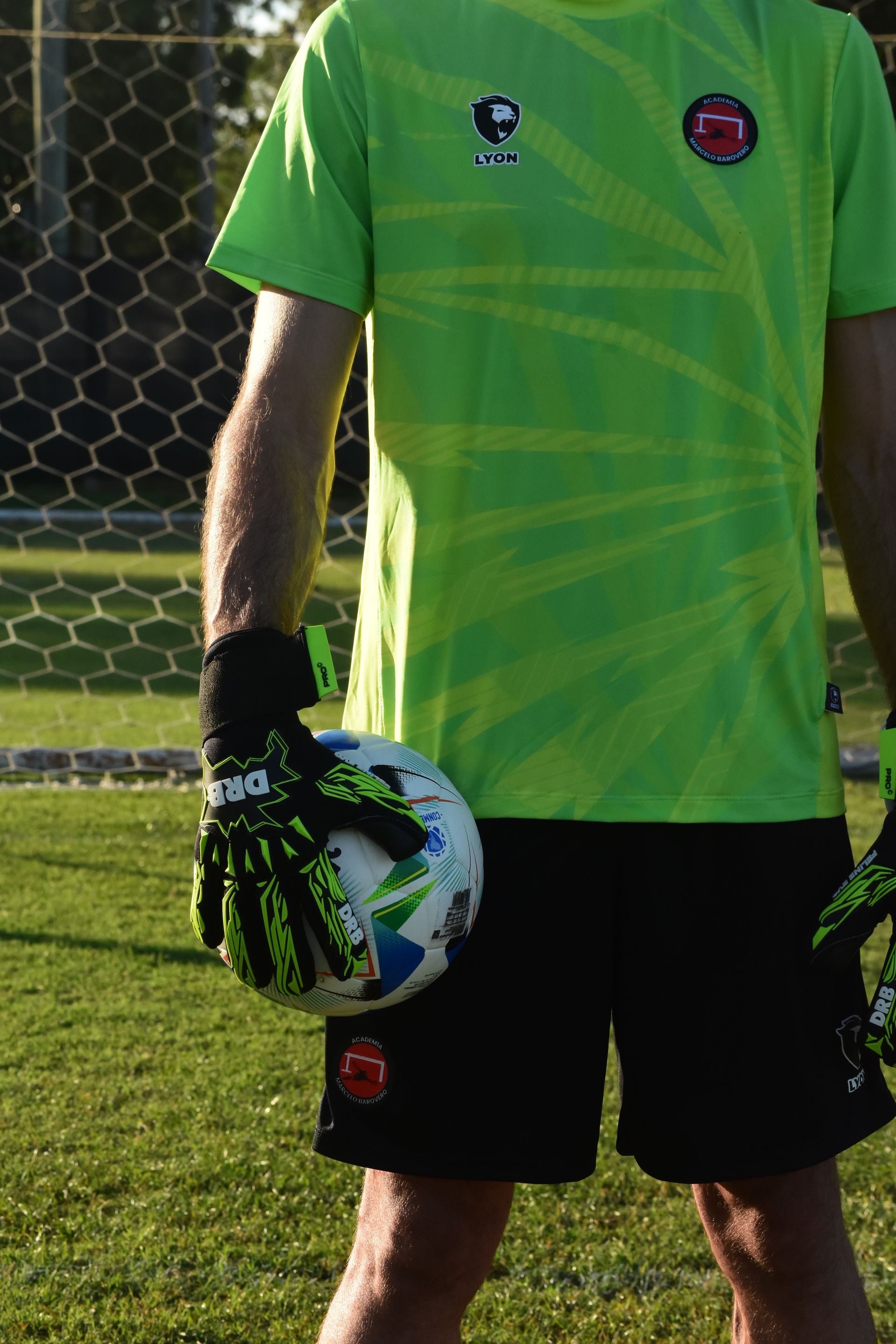 Detalle de la camiseta y los guantes de un arquero
