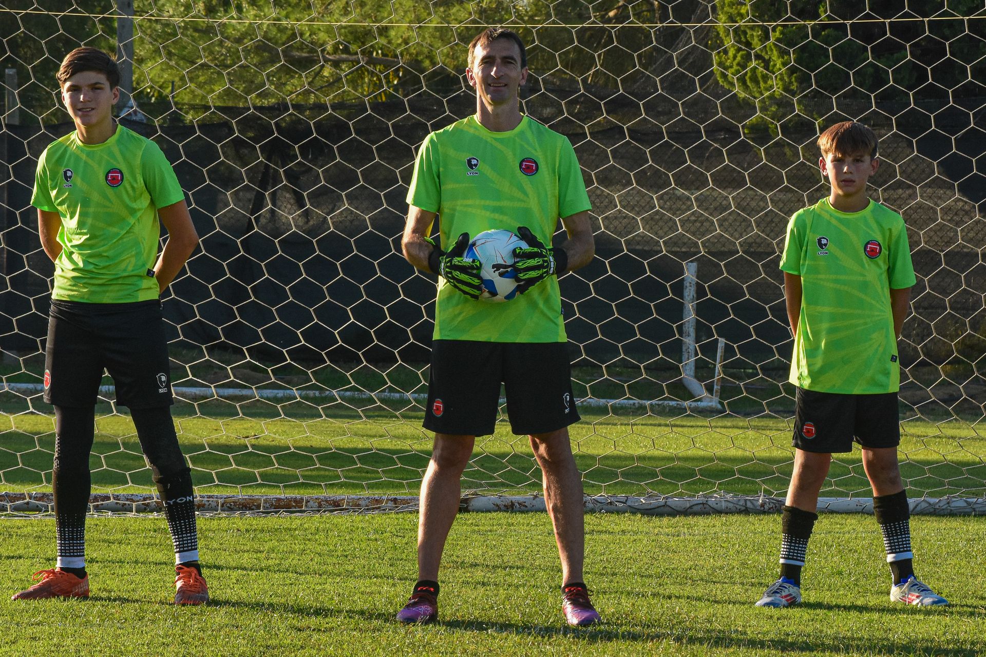 Grupo de arqueros entrenando en la academia