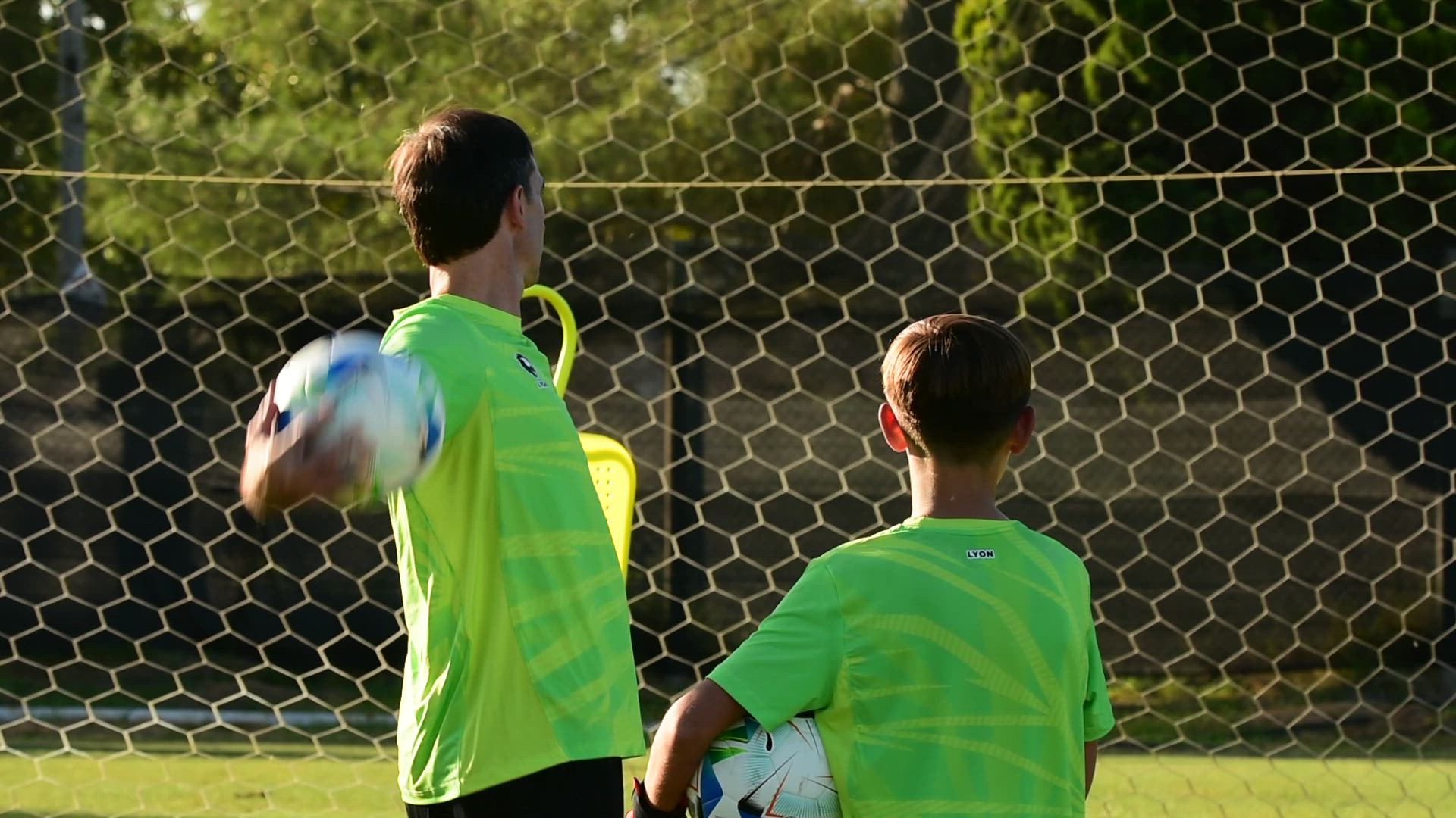 Entrenamiento de arqueros en cancha